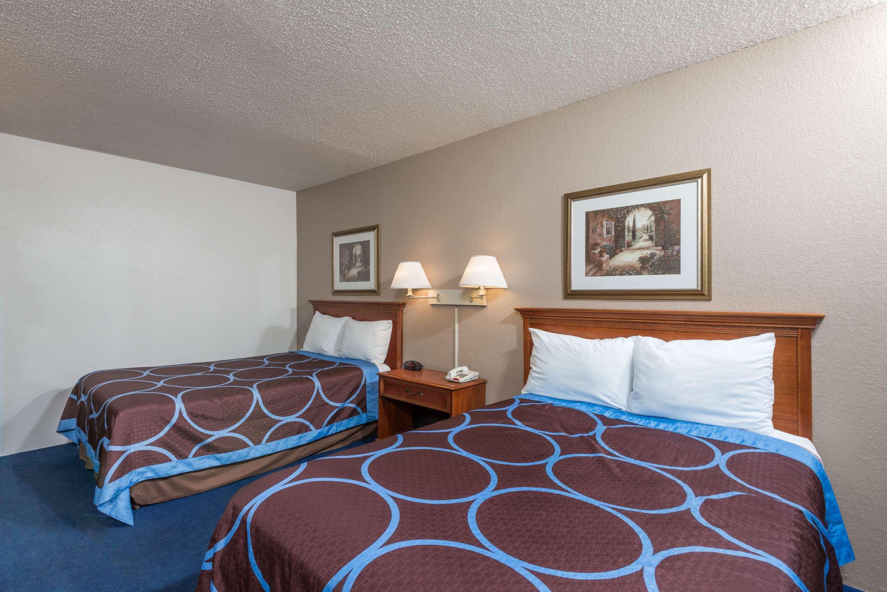 Hotel Super 8 By Wyndham Delmont Exterior foto