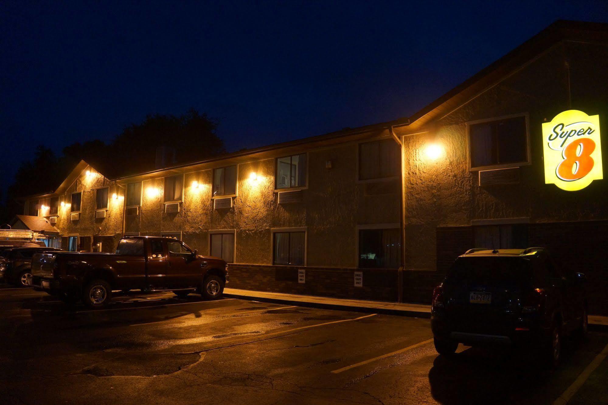 Hotel Super 8 By Wyndham Delmont Exterior foto